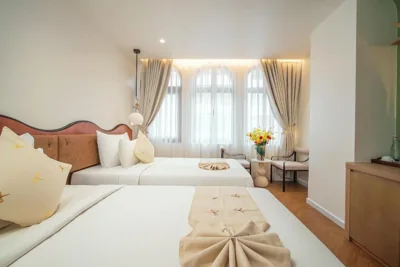 Deluxe-Zweibettzimmer mit Stadtblick und Einmal-Minibar — Me Saigon Boutique Hotel