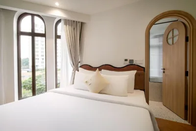 Premier-Deluxe-Eckzimmer mit Stadtblick und Einmal-Minibar — Me Saigon Boutique Hotel
